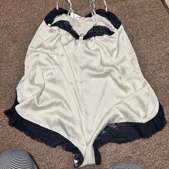 NWOT Free People First Date Lace Romper - CLR : Tofu - SIZE : MEDIUM - Picture 5 of 7